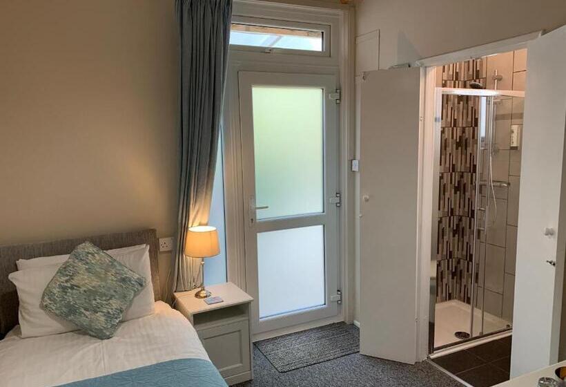 Номер Стандарт Индивидуальный, The Chestnuts