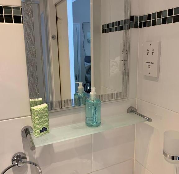 Семейный Номер, The Chestnuts