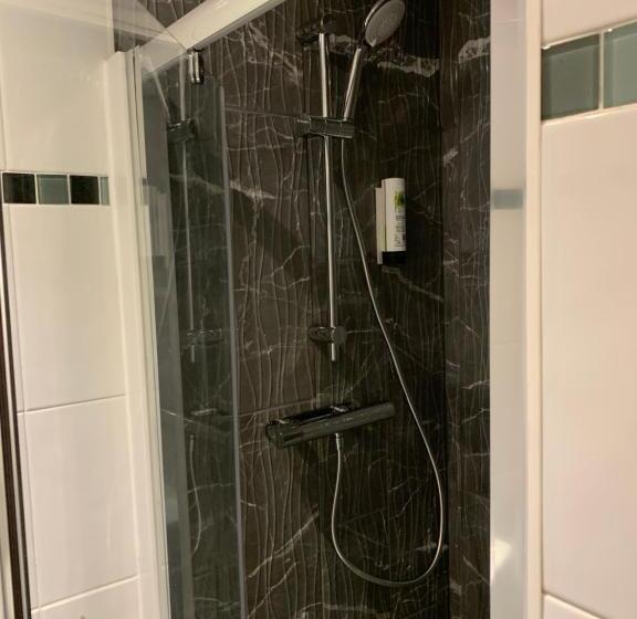 Номер Стандарт, The Chestnuts