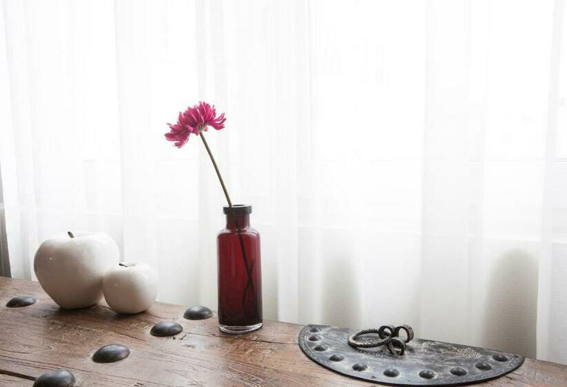 اتاق خانوادگی, Quentin Prague