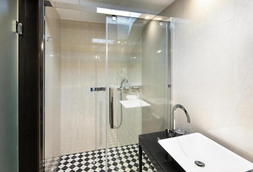 اتاق عادی, Quentin Prague