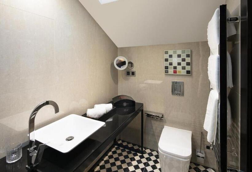 اتاق عادی, Quentin Prague