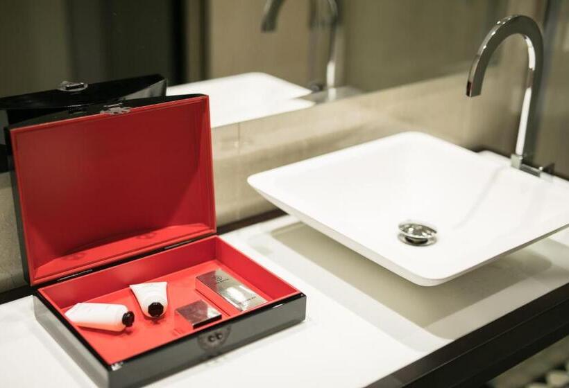 اتاق عادی, Quentin Prague