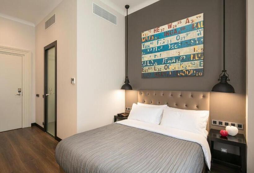 اتاق کلاسیک, Quentin Prague