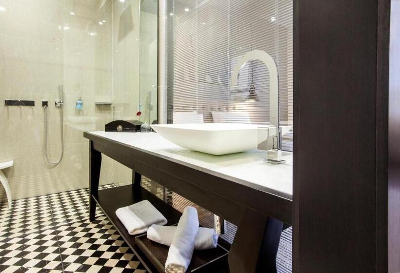 اتاق استاندارد سه نفره, Quentin Prague