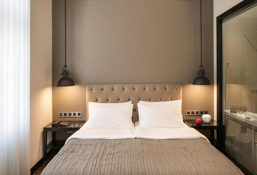 اتاق سوپریور, Quentin Prague