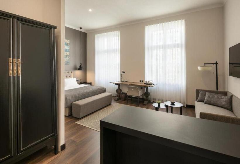 سوییت جونیور, Quentin Prague