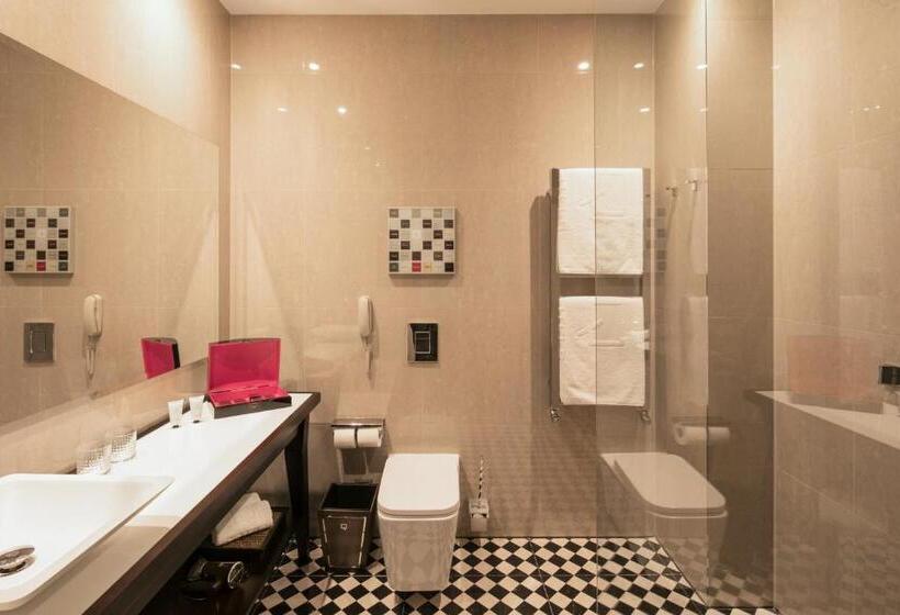 سوییت جونیور, Quentin Prague