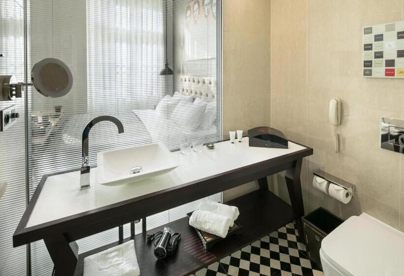 اتاق لوکس, Quentin Prague