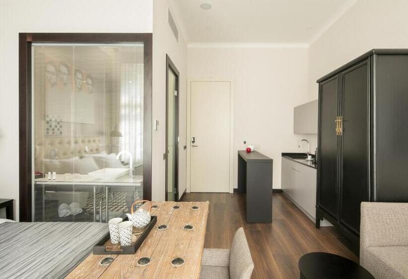 اتاق لوکس, Quentin Prague