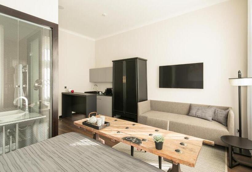 اتاق لوکس, Quentin Prague