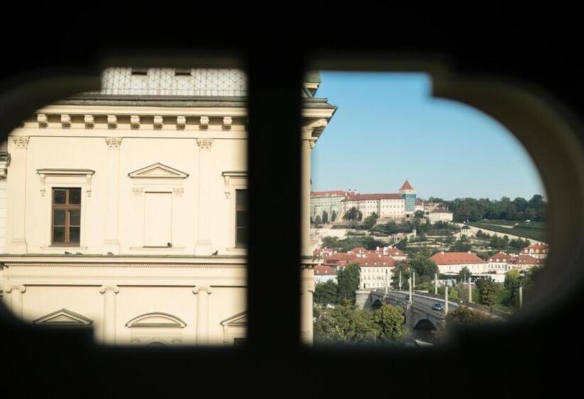 اتاق استاندارد یک نفره, Quentin Prague