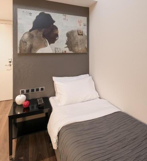 اتاق استاندارد یک نفره, Quentin Prague