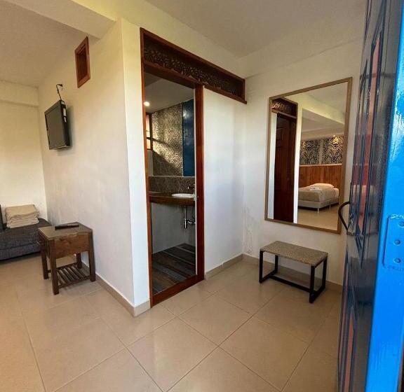 غرفة عائلية, El Jardin