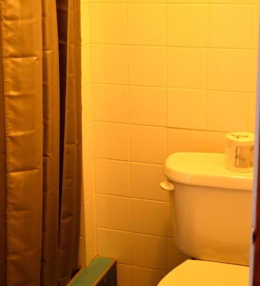 标准间, Red Shutter Inn