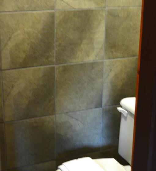 标准间, Red Shutter Inn