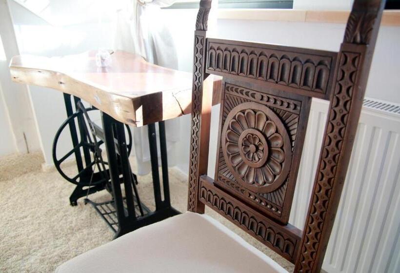 اتاق لوکس, Conacul Bratescu