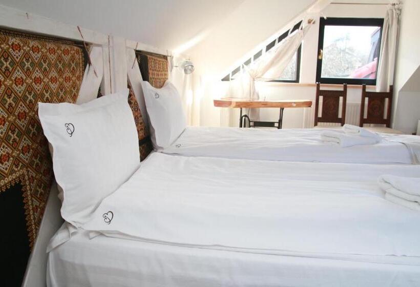 اتاق لوکس, Conacul Bratescu