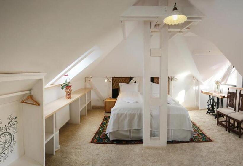 اتاق لوکس, Conacul Bratescu