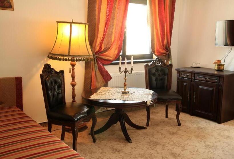 سوییت جونیور, Conacul Bratescu