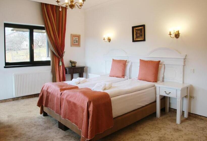 سوییت جونیور, Conacul Bratescu