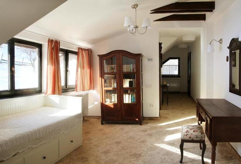 سوییت جونیور, Conacul Bratescu