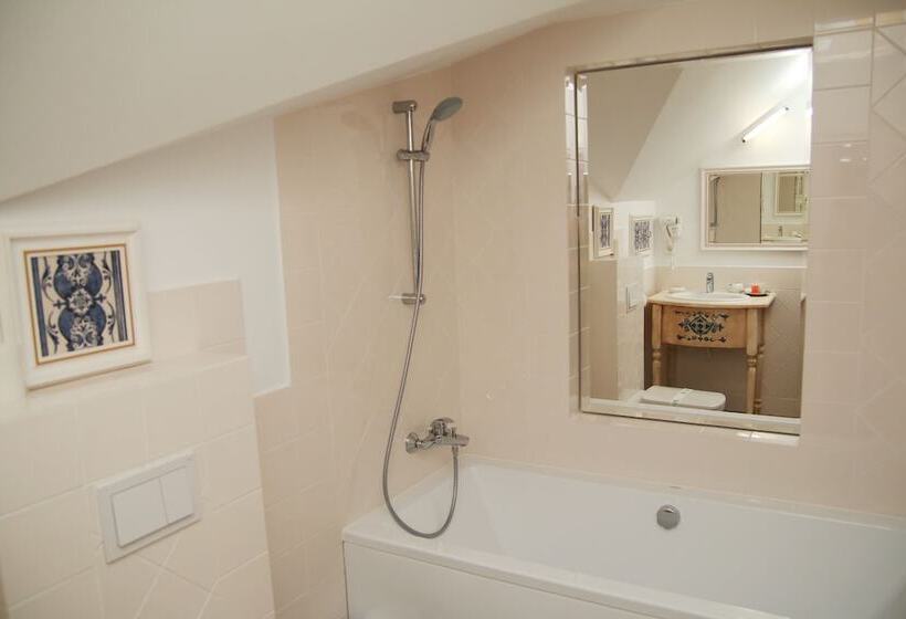 اتاق لوکس, Conacul Bratescu