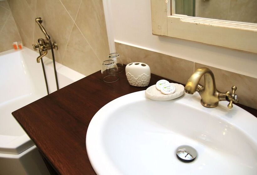 سوییت جونیور, Conacul Bratescu