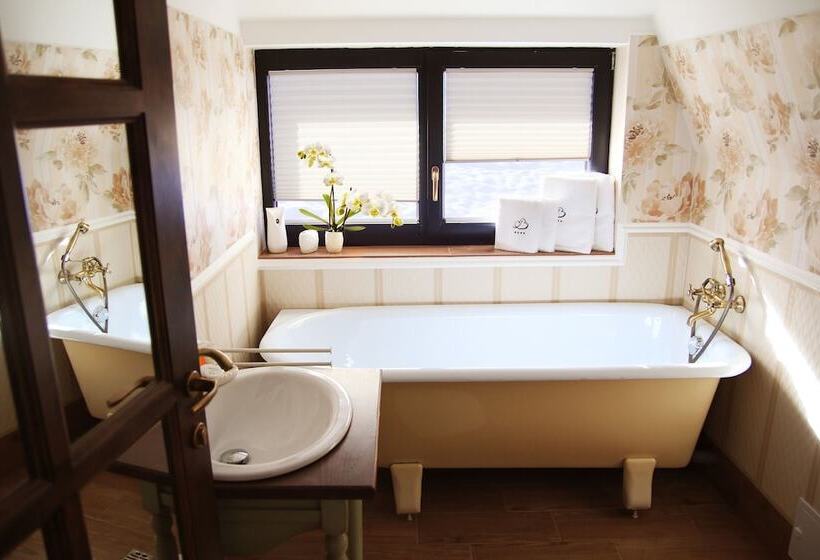 سوییت جونیور, Conacul Bratescu