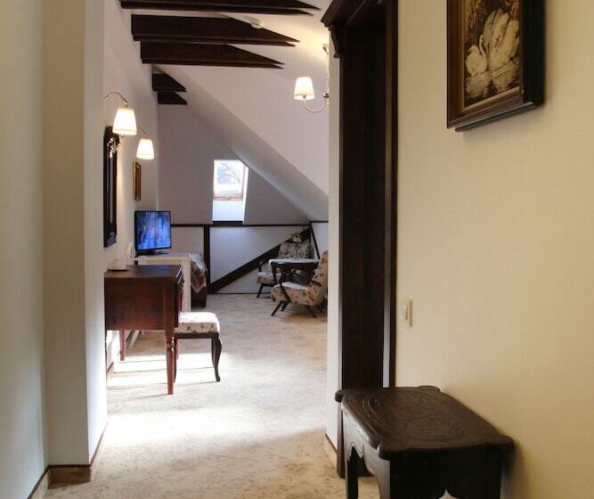 سوییت جونیور, Conacul Bratescu