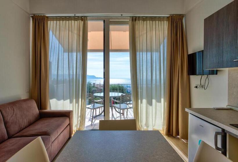 2 Bedrooms Apartment Lake View, La Chioma Di Berenice Garda Residence