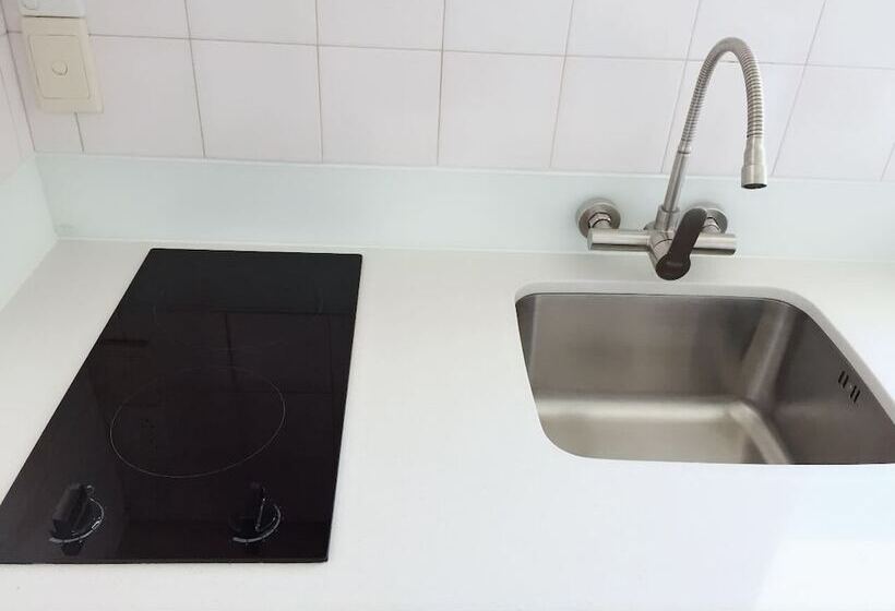 استودیو ساده, Rose Court Motel