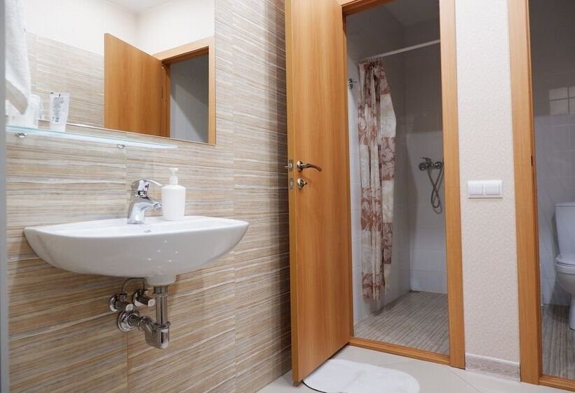 تختخواب در اتاق مشترک, Adres Hostel