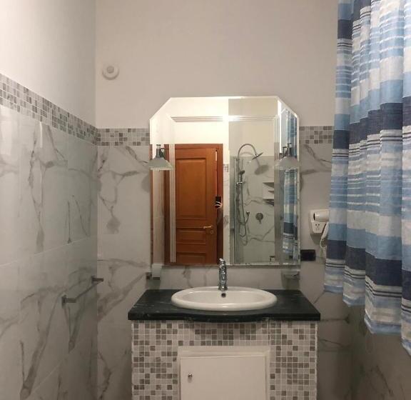 سوئیت با بالکن, Beauty House
