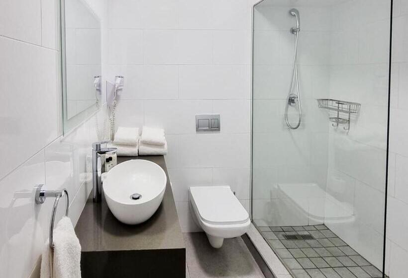 חדר סופריור, 9 On Barrack