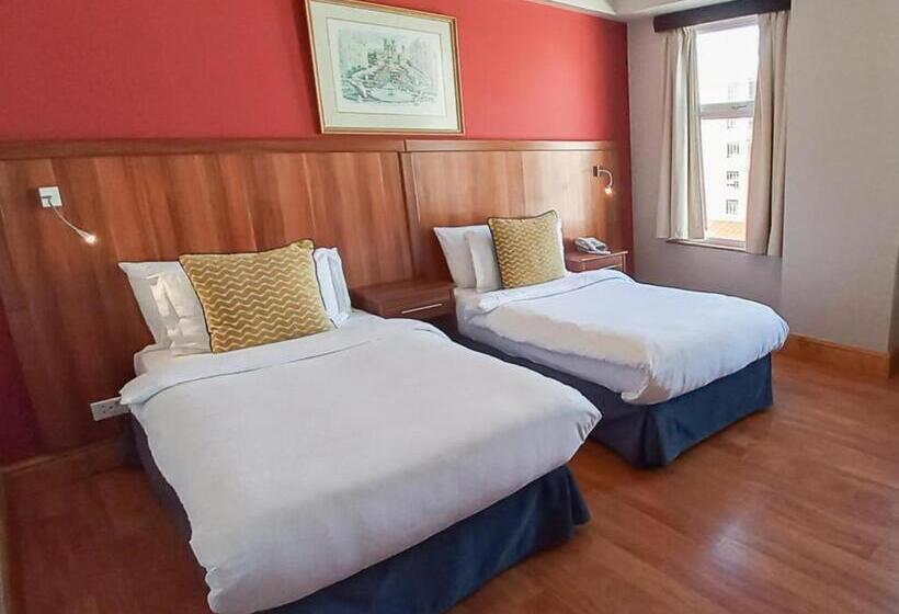 חדר סופריור, 9 On Barrack