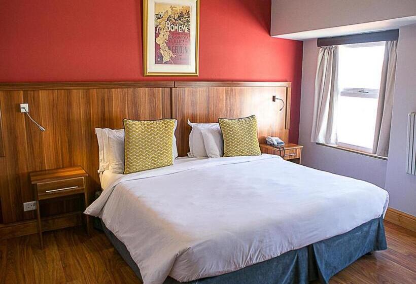 חדר סופריור, 9 On Barrack