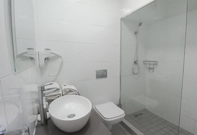 חדר דלוקס, 9 On Barrack