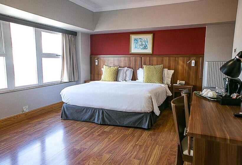 חדר דלוקס, 9 On Barrack