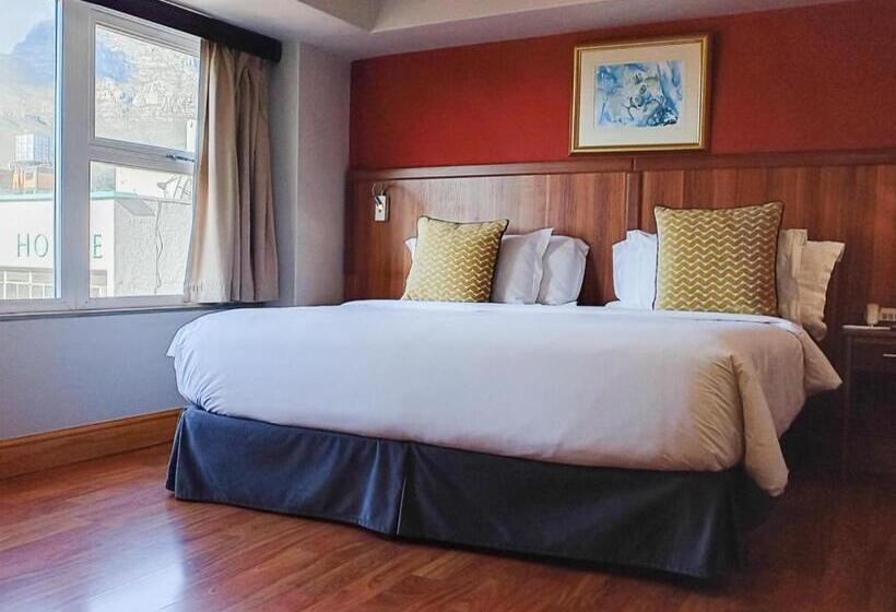 חדר דלוקס, 9 On Barrack