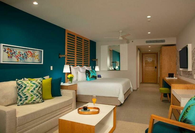 Junior Suite met Uitzicht op Zee aan de Zijkant, Dreams Natura Resort & Spa  All Inclusive