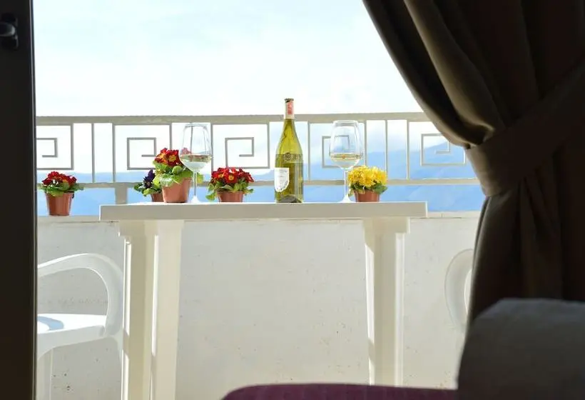 Perhesviitti, Pastarella Beachfront Resort