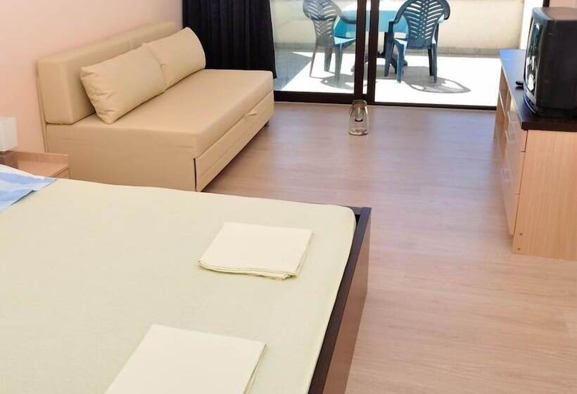 オーシャンビューファミリールーム, Ana Murter