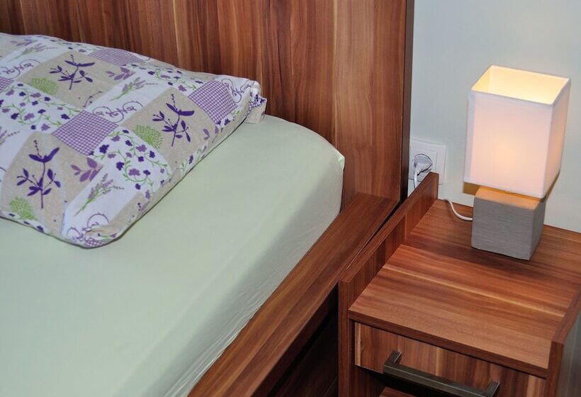 オーシャンビューファミリールーム, Ana Murter