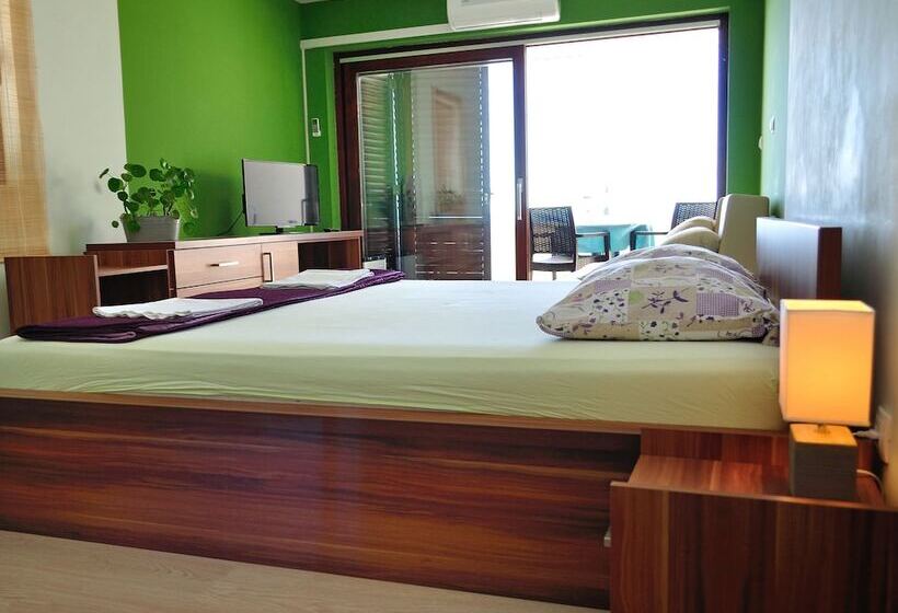 オーシャンビューファミリールーム, Ana Murter