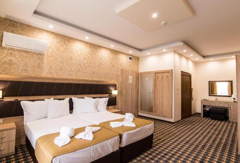 غرفة قياسية ثلاثية مطلة علي حمام السباحة, Spa Kompleks Raiski Kat