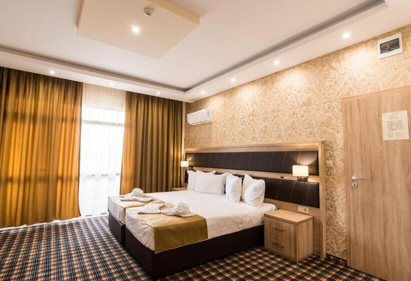 غرفة قياسية ثلاثية مطلة علي حمام السباحة, Spa Kompleks Raiski Kat