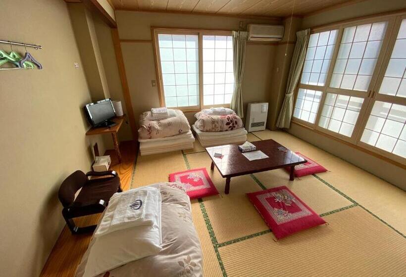 اتاق استاندارد سه تخته با سرویس بهداشتی مشترک, Nozawa Dream Central