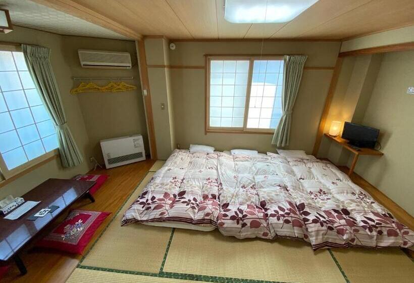 اتاق استاندارد سه تخته با سرویس بهداشتی مشترک, Nozawa Dream Central