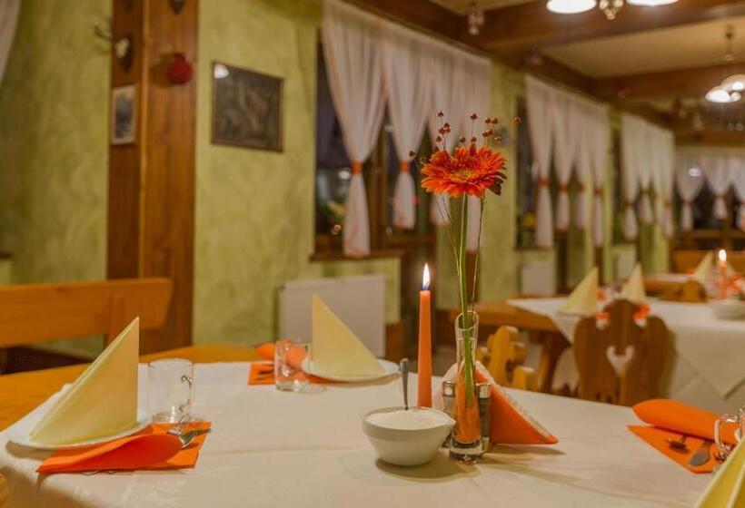 Deluxe Studio, Willa U Anusia